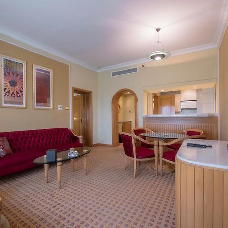 Officers Club & Hotel Abú Dhabí Exteriér fotografie A suite at the hotel