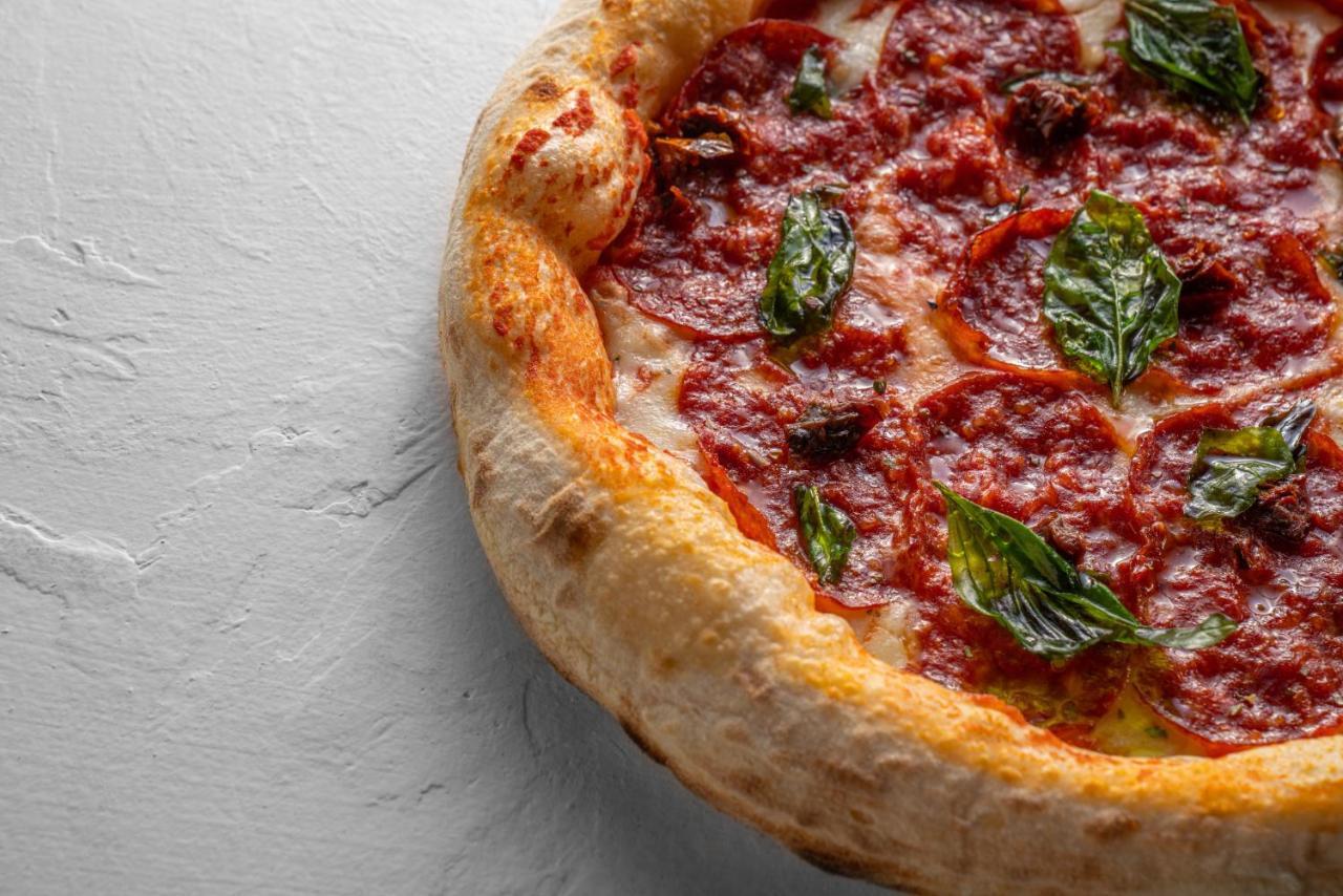 Officers Club & Hotel Abú Dhabí Exteriér fotografie A deep-dish pizza