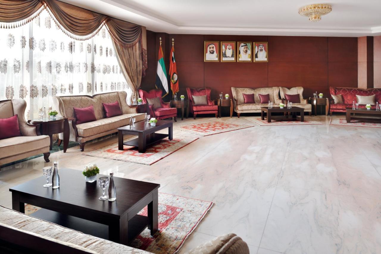 Officers Club & Hotel Abú Dhabí Exteriér fotografie The interior of the residence
