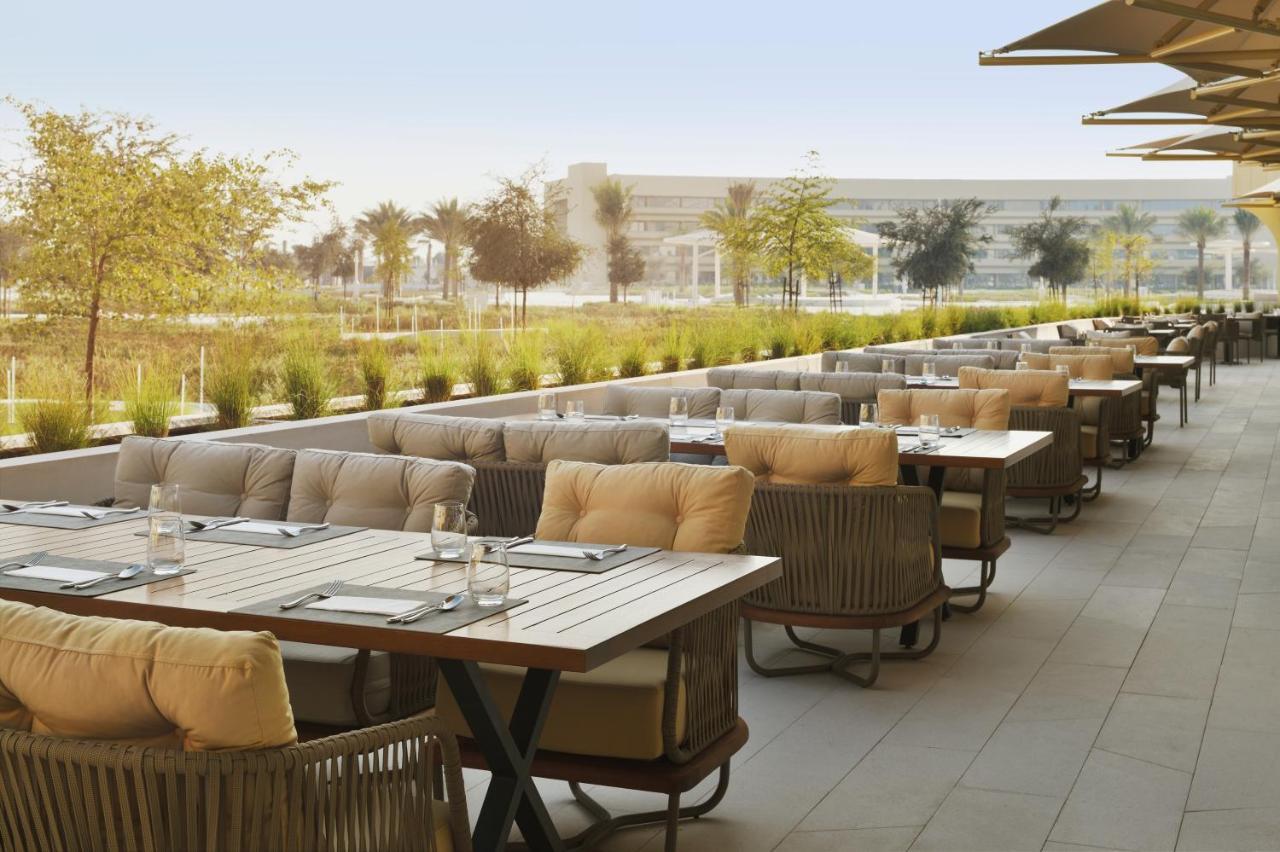 Officers Club & Hotel Abú Dhabí Exteriér fotografie The Terrace