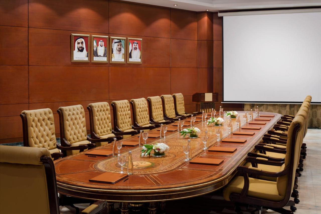 Officers Club & Hotel Abú Dhabí Exteriér fotografie A boardroom