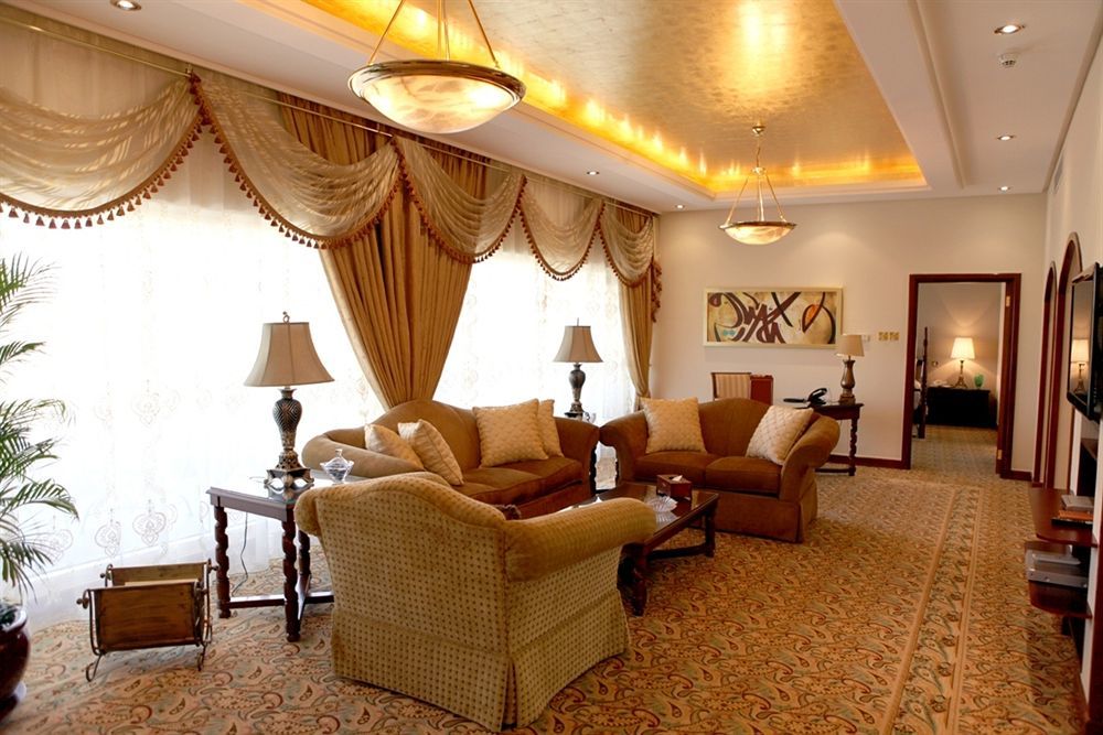 Officers Club & Hotel Abú Dhabí Exteriér fotografie A living room