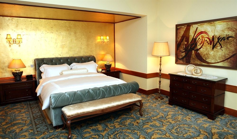 Officers Club & Hotel Abú Dhabí Exteriér fotografie A bedroom at the hotel